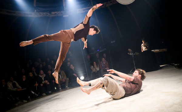 Op het kruispunt tussen Aikido en acrobatie: residentie Collectif Malunés & Arne Sabbe